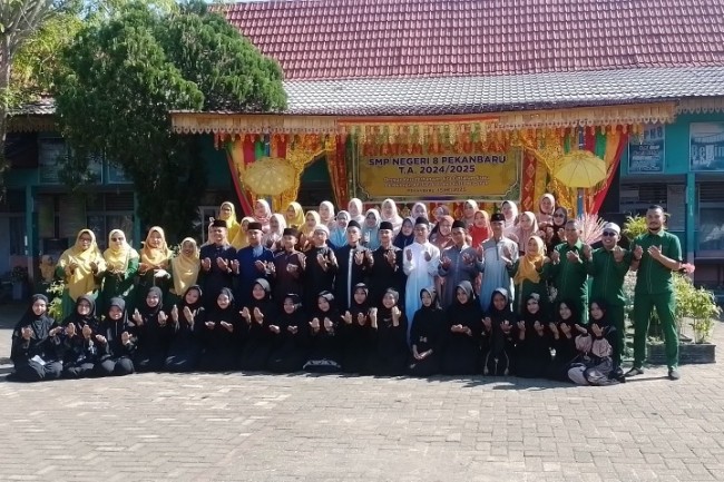  SMPN 8 Pekanbaru Khatam Qur’an dan Pelepasan Siswa Kelas IX 
