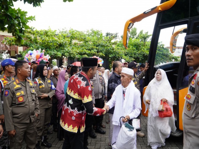 Sambut Kedatangan Jema’ah Haji Kabupaten Kampar Plt. Asisten I Tengku Said, Semoga Menjadi  Haji Mab
