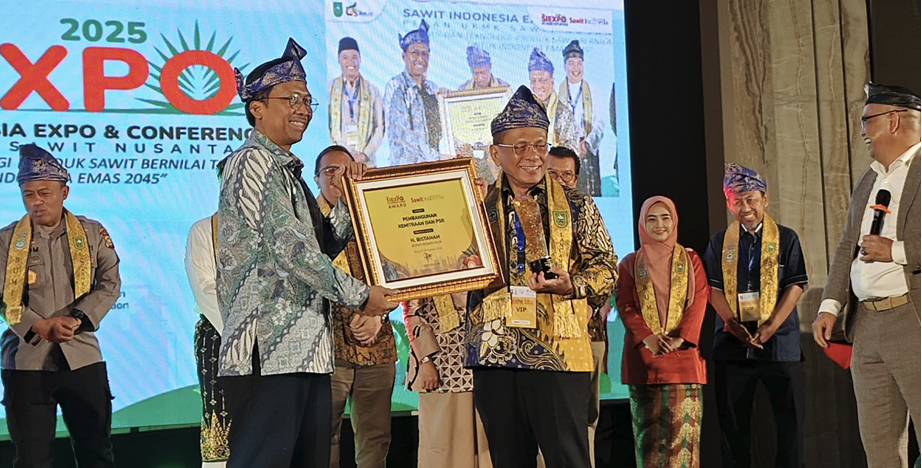 Bupati Rohil Bistamam Hadiri SIEXPO 2025, Terima Penghargaan Nasional dan Pasangkan Tanjak kepada De