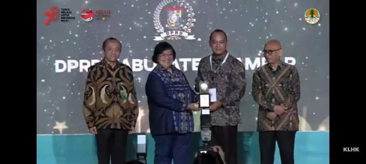 Ketua DPRD Kampar Terima Penghargaan Dari Menteri LHK