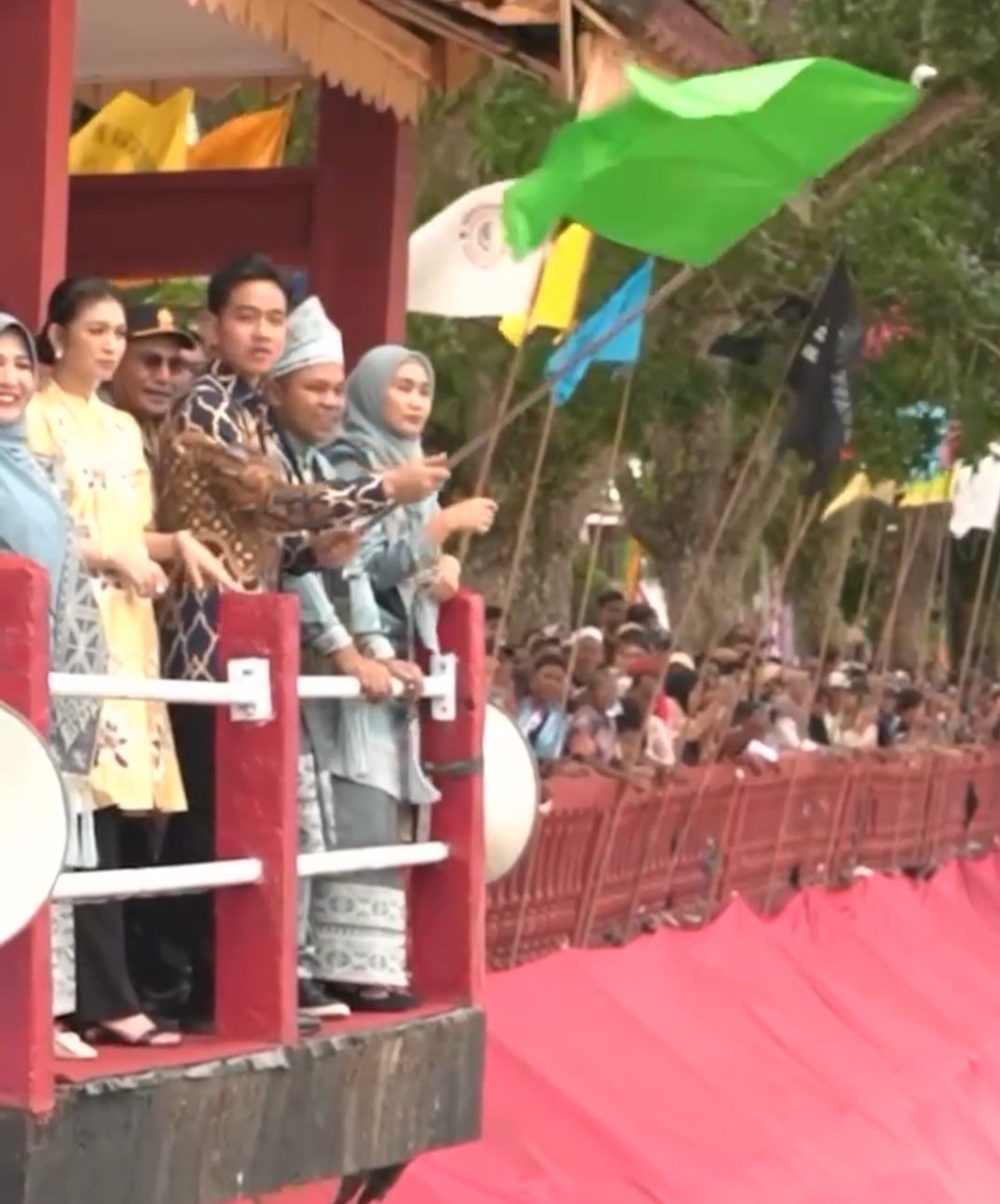 Wapres Gibran Lepas Hilir Pertama Pada Festival Pacu Jalur 2025 di Tepian Narosa