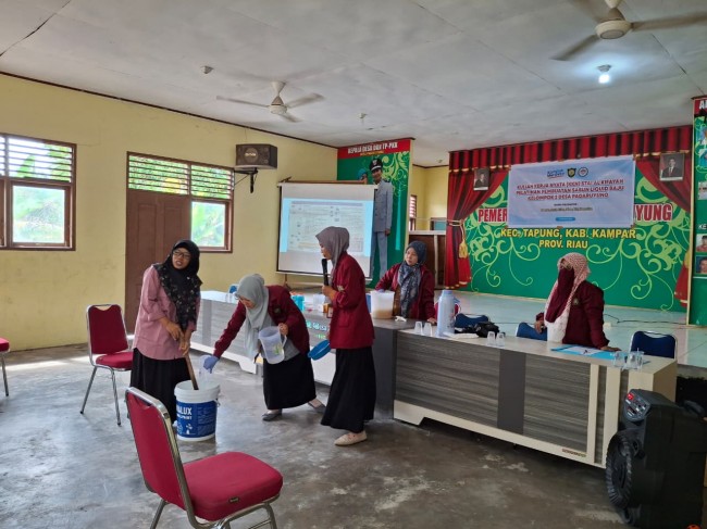 Mahasiswa KKN STAI Al-Kifayah Kelompok 2 Gelar Pelatihan Pembuatan Sabun Liquid di Desa Pagaruyuang
