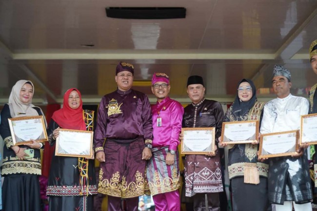 Bupati Suhardiman Amby Berikan Penghargaan Para Pahlawan dan Tokoh Pendiri Kuansing