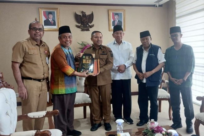 Naskah Akademik Daerah Istimewa Riau Diserahkan Kepada Gubernur
