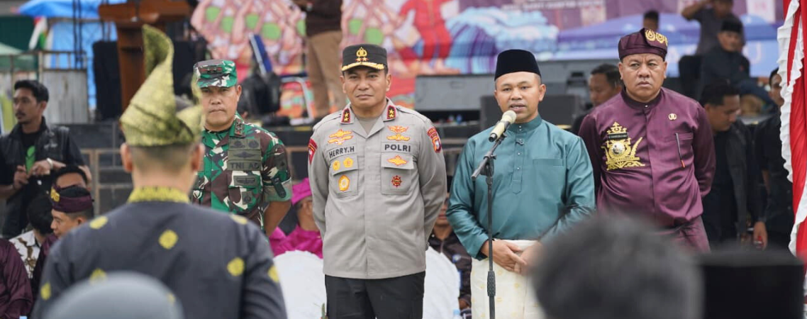 654 Dubalang Dikukuhkan, Bupati Kuansing Ajak Dubalang Jadi Teladan Pelestarian Alam dan Penegak Ada