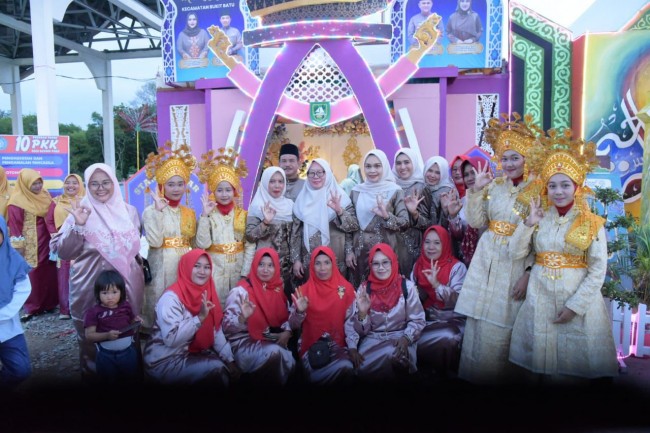 MTQ Bukit Batu, Ketua TP-PKK Apresiasi Stand Bazar yang Kreatif dan Inovatif