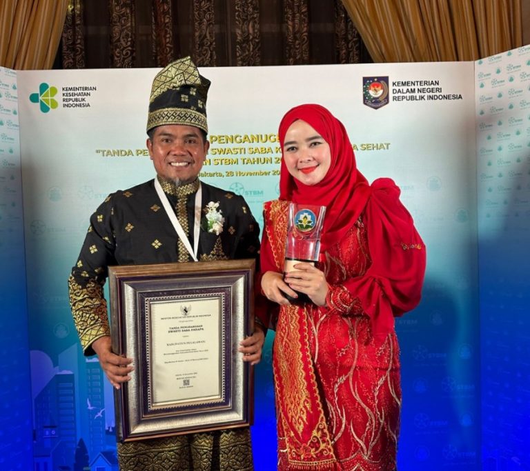 Terima Penghargaan Swasti Saba Padapa dari Kemenkes Bupati Pelalawan, Alhamdulillah.